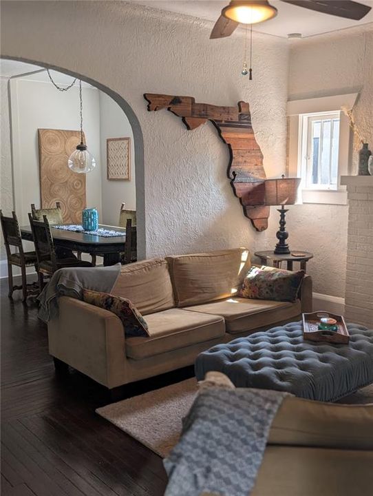 Active With Contract: $287,500 (2 beds, 1 baths, 1007 Square Feet)