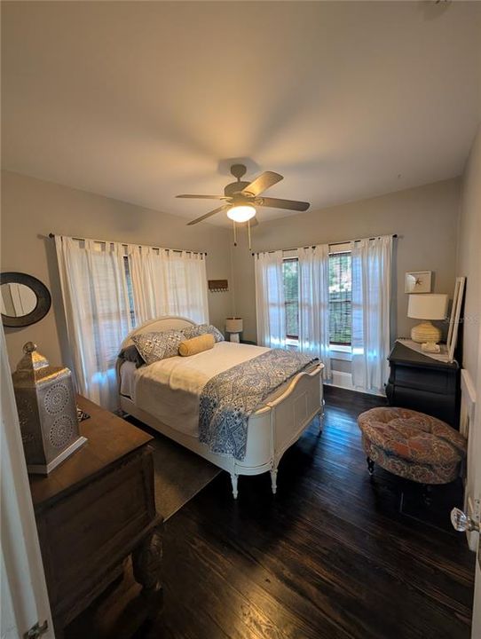 Active With Contract: $287,500 (2 beds, 1 baths, 1007 Square Feet)