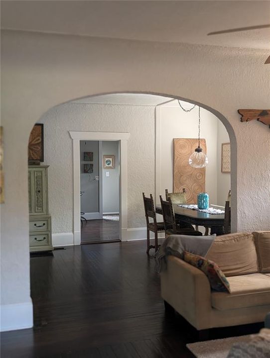 Active With Contract: $287,500 (2 beds, 1 baths, 1007 Square Feet)