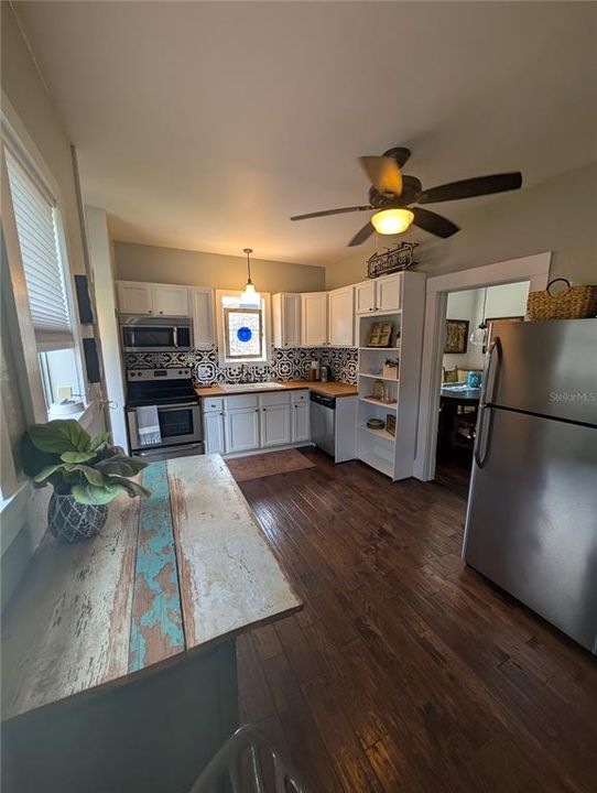 Active With Contract: $287,500 (2 beds, 1 baths, 1007 Square Feet)