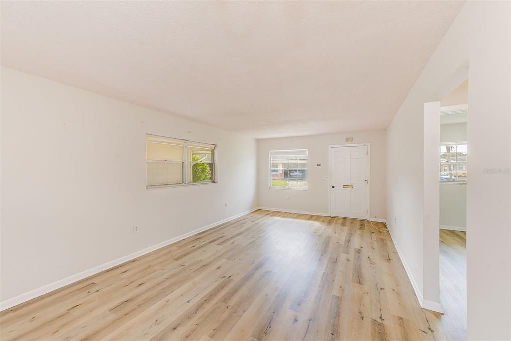 На продажу: $120,000 (2 спален, 1 ванн, 830 Квадратных фут)