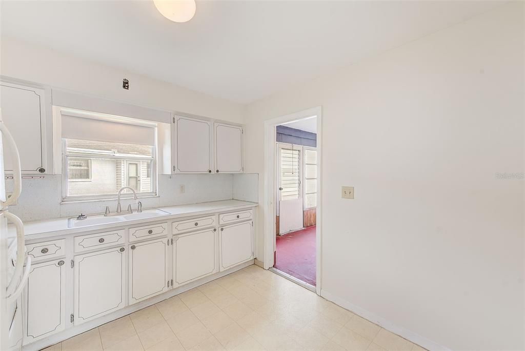 На продажу: $120,000 (2 спален, 1 ванн, 830 Квадратных фут)