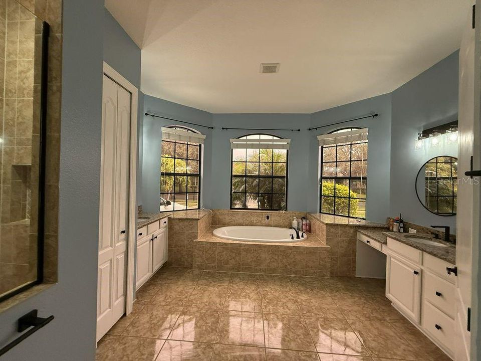 En Venta: $995,000 (4 camas, 3 baños, 2531 Pies cuadrados)