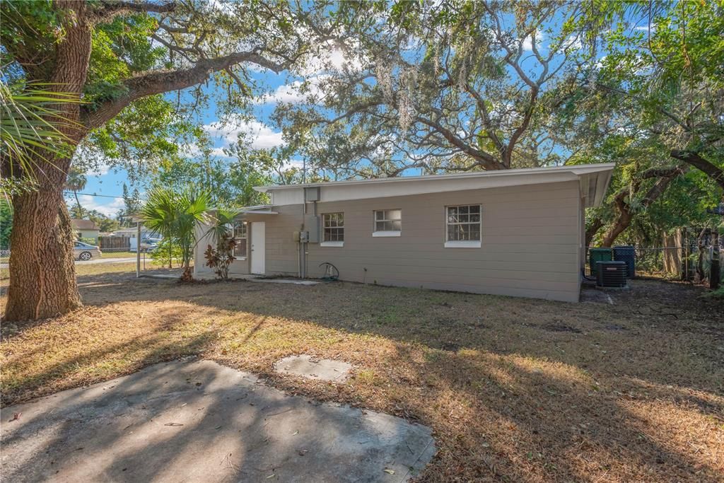 For Sale: $305,000 (2 beds, 1 baths, 1100 Square Feet)