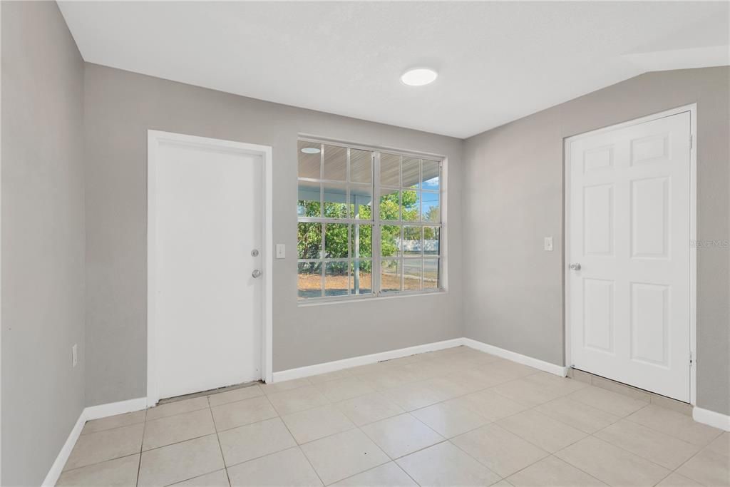 For Sale: $305,000 (2 beds, 1 baths, 1100 Square Feet)