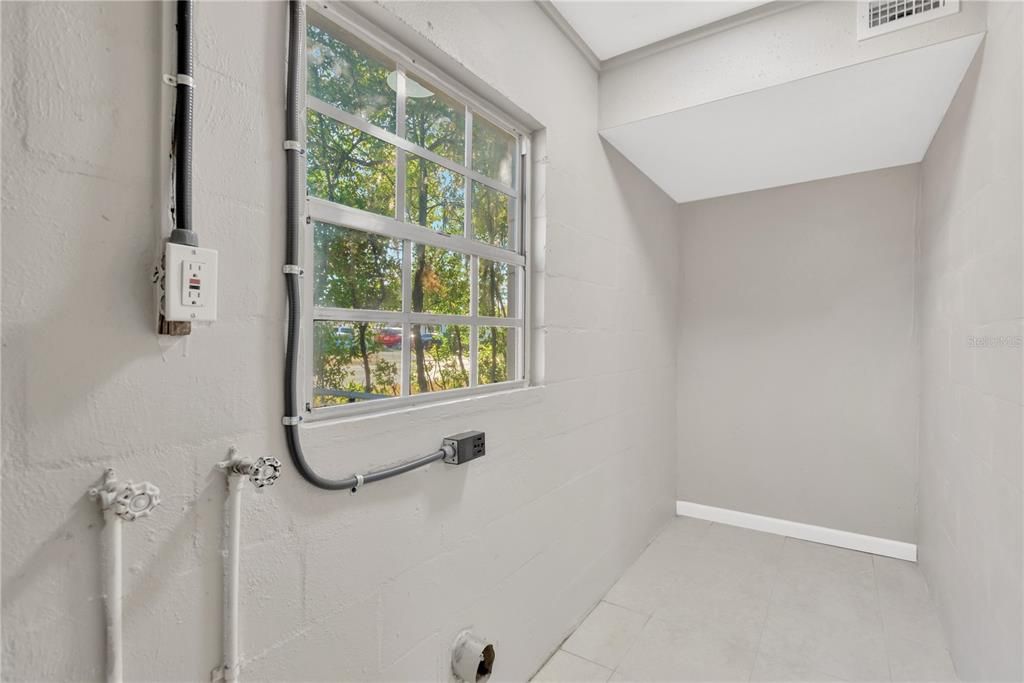 For Sale: $305,000 (2 beds, 1 baths, 1100 Square Feet)