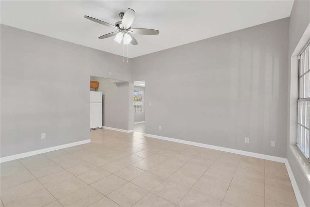 For Sale: $305,000 (2 beds, 1 baths, 1100 Square Feet)