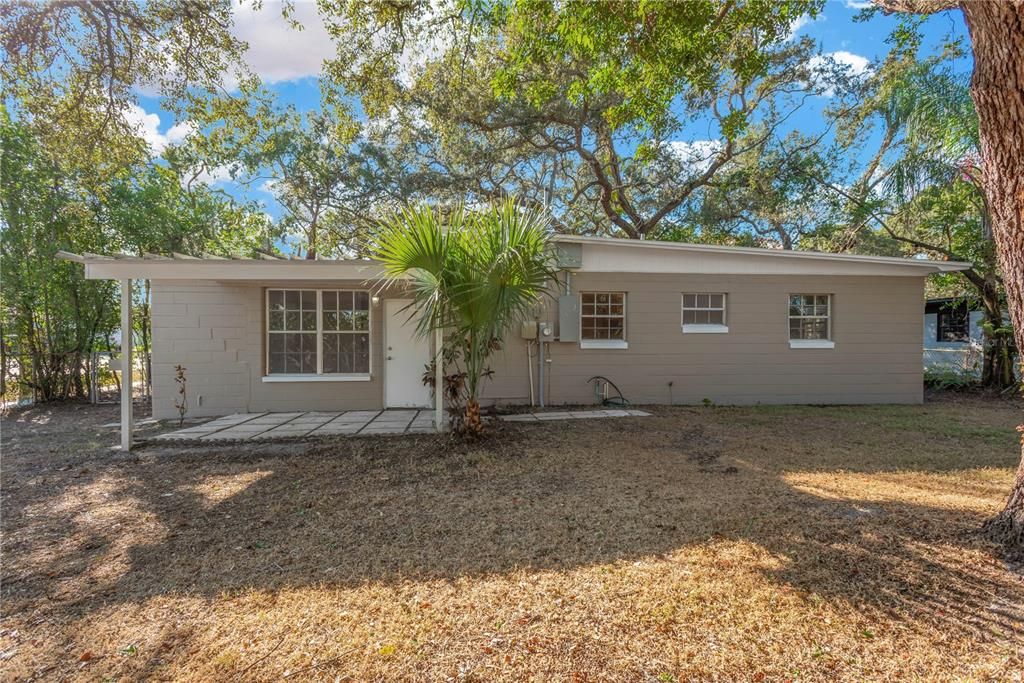 For Sale: $305,000 (2 beds, 1 baths, 1100 Square Feet)