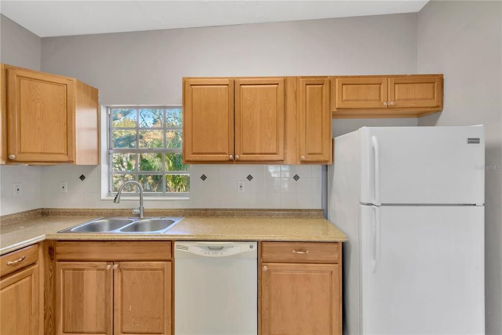 For Sale: $305,000 (2 beds, 1 baths, 1100 Square Feet)