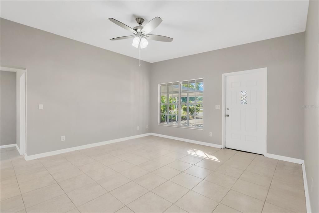 For Sale: $305,000 (2 beds, 1 baths, 1100 Square Feet)