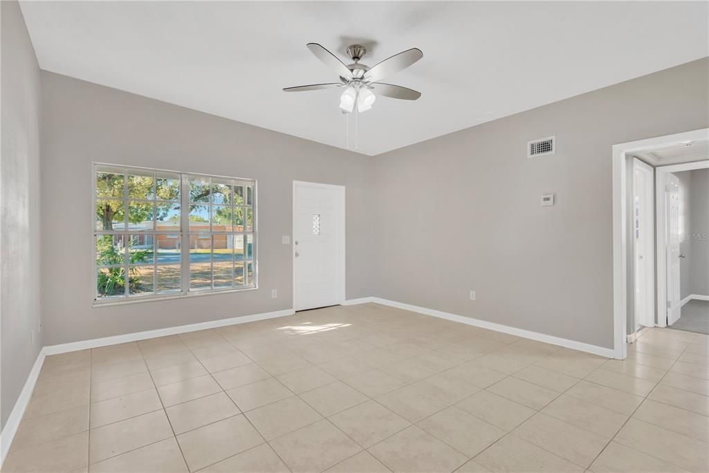 For Sale: $305,000 (2 beds, 1 baths, 1100 Square Feet)
