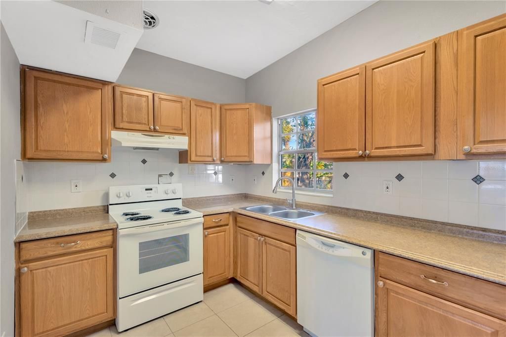 For Sale: $305,000 (2 beds, 1 baths, 1100 Square Feet)