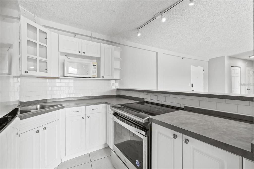 For Rent: $1,500 (1 beds, 1 baths, 708 Square Feet)