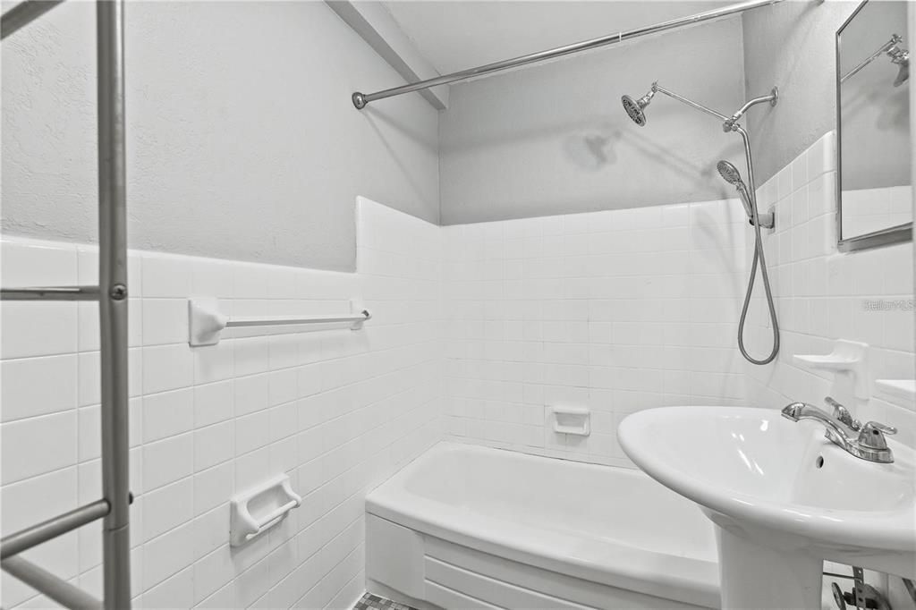 For Rent: $1,500 (1 beds, 1 baths, 708 Square Feet)