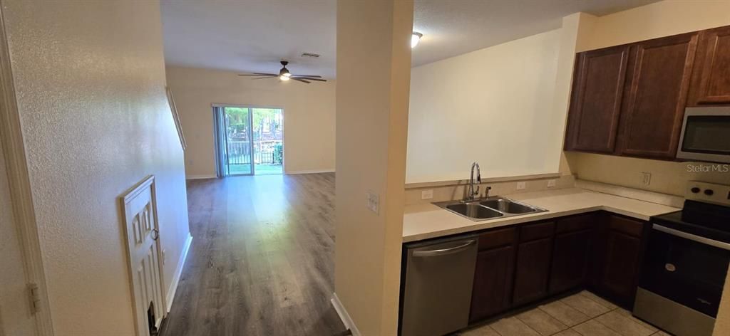 Active With Contract: $1,850 (3 beds, 2 baths, 1348 Square Feet)