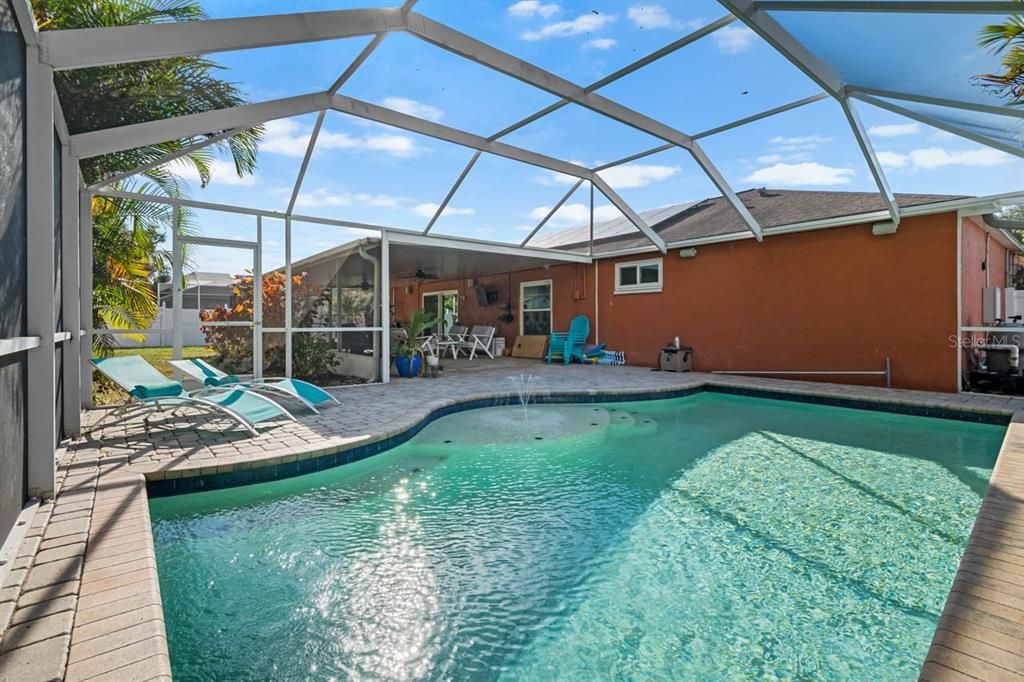 Activo con contrato: $374,900 (3 camas, 2 baños, 1465 Pies cuadrados)