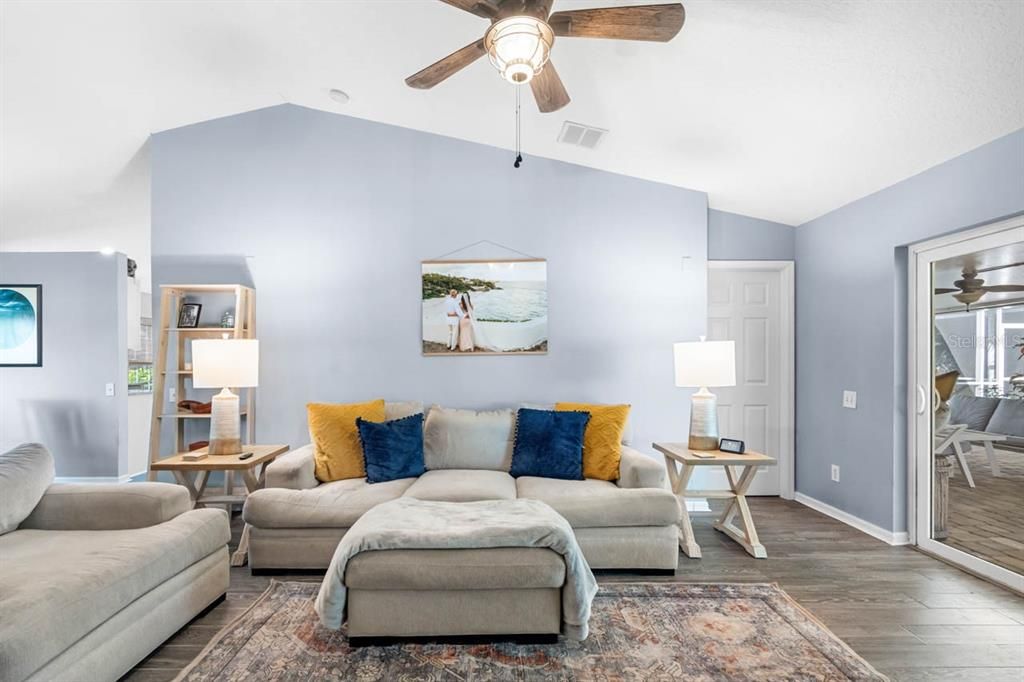 Activo con contrato: $374,900 (3 camas, 2 baños, 1465 Pies cuadrados)