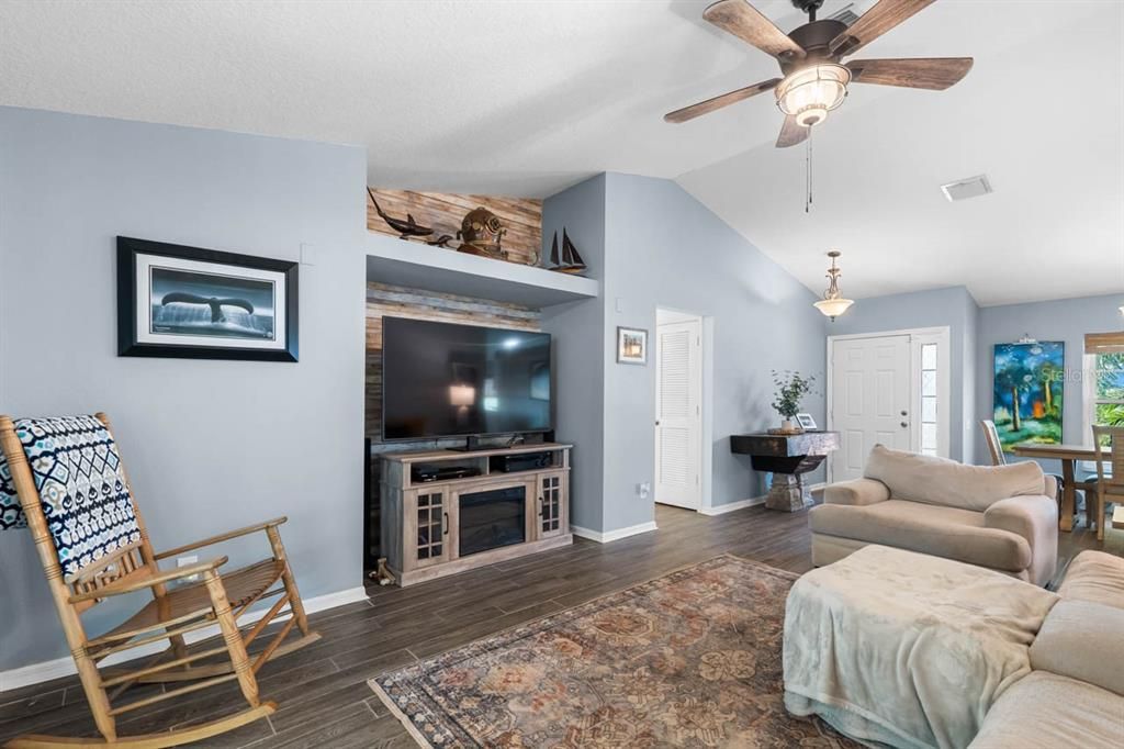 Activo con contrato: $374,900 (3 camas, 2 baños, 1465 Pies cuadrados)