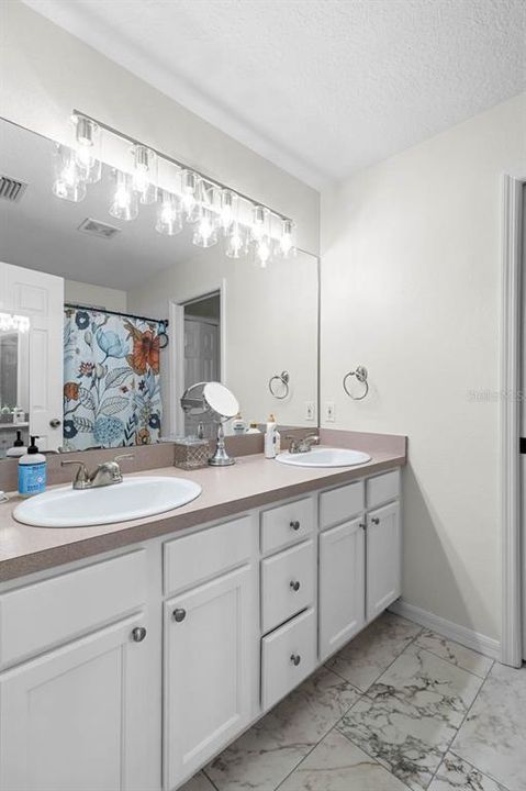 Activo con contrato: $374,900 (3 camas, 2 baños, 1465 Pies cuadrados)