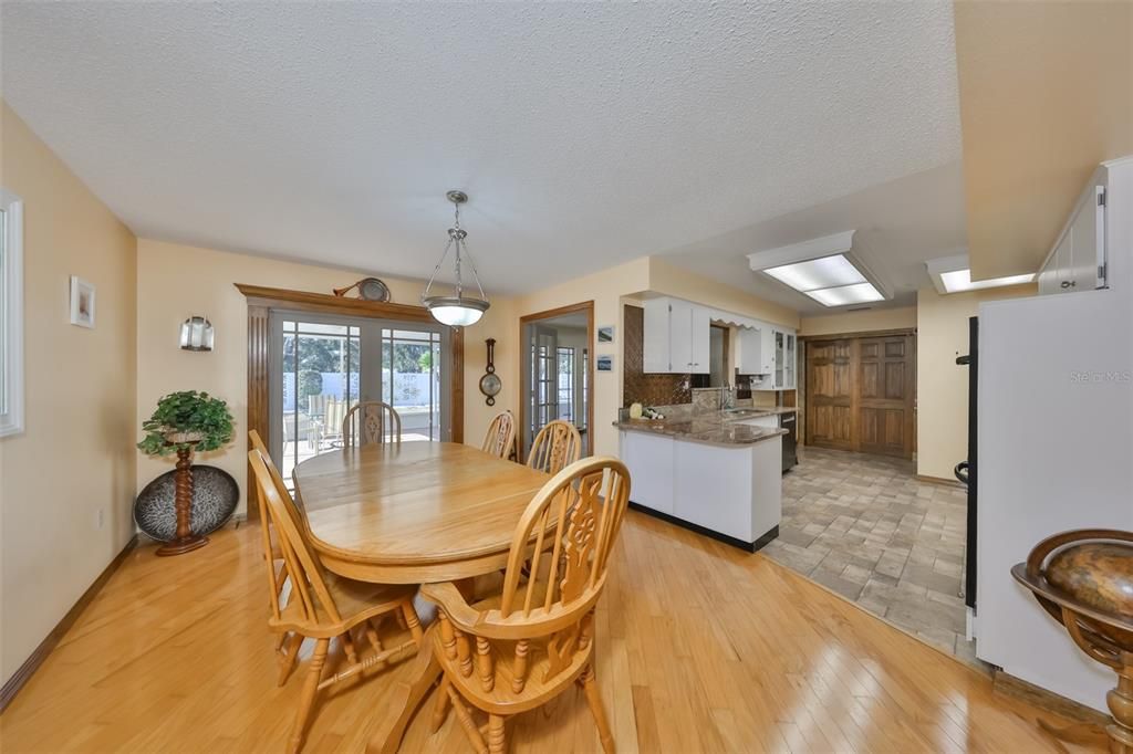 For Sale: $330,000 (2 beds, 2 baths, 1852 Square Feet)