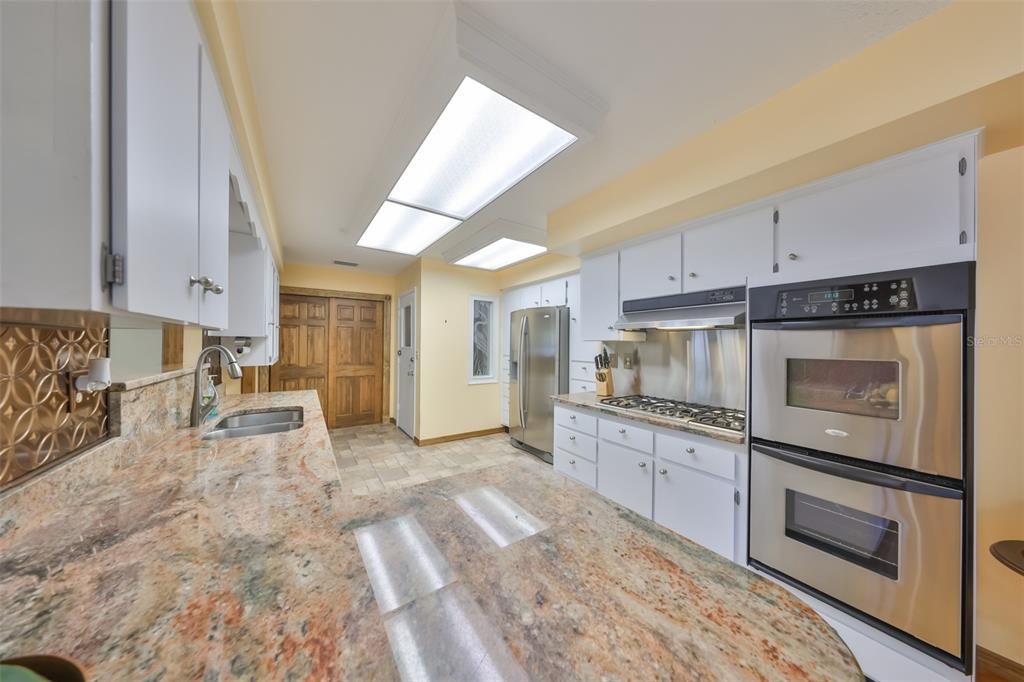 For Sale: $330,000 (2 beds, 2 baths, 1852 Square Feet)