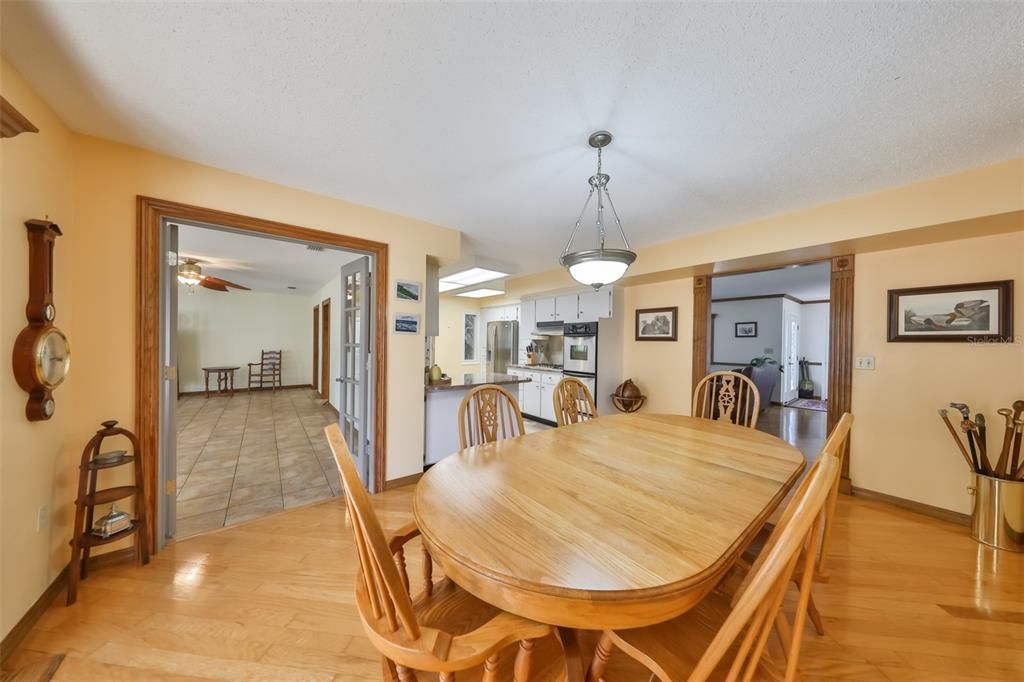 For Sale: $330,000 (2 beds, 2 baths, 1852 Square Feet)