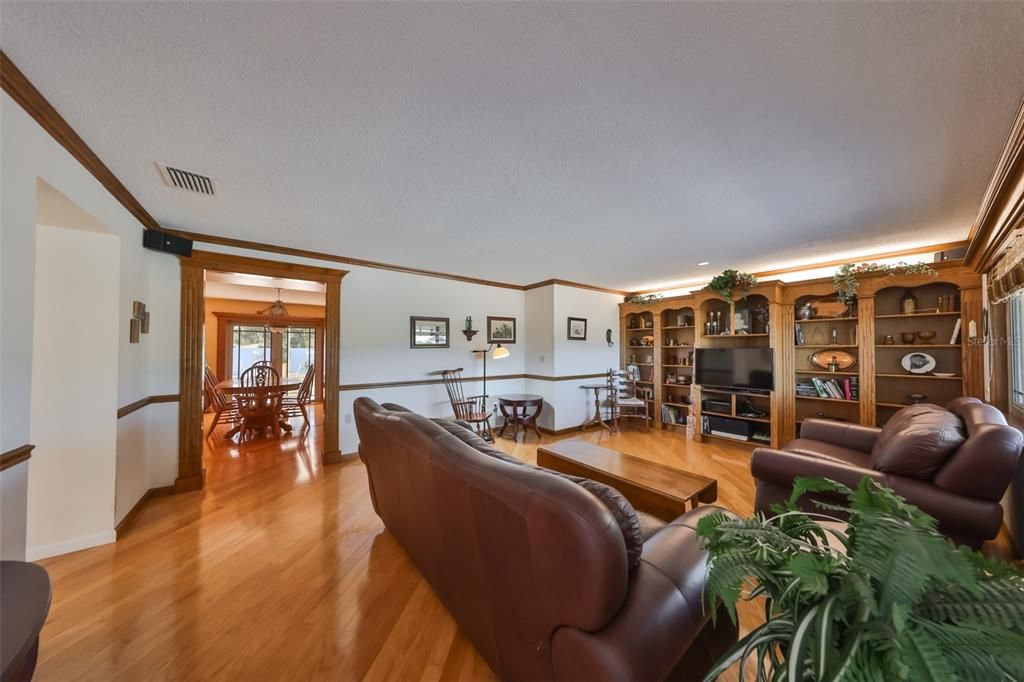 For Sale: $330,000 (2 beds, 2 baths, 1852 Square Feet)