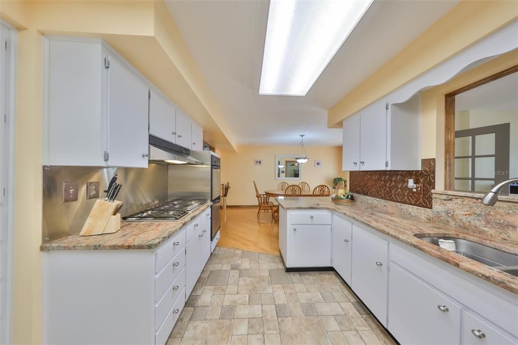 For Sale: $330,000 (2 beds, 2 baths, 1852 Square Feet)