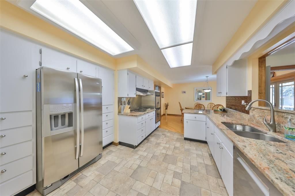 For Sale: $330,000 (2 beds, 2 baths, 1852 Square Feet)