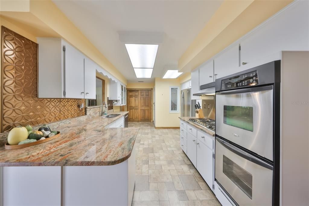 For Sale: $330,000 (2 beds, 2 baths, 1852 Square Feet)