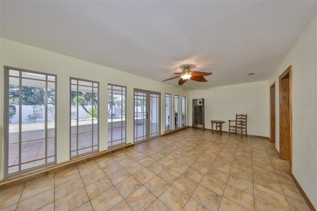 For Sale: $330,000 (2 beds, 2 baths, 1852 Square Feet)