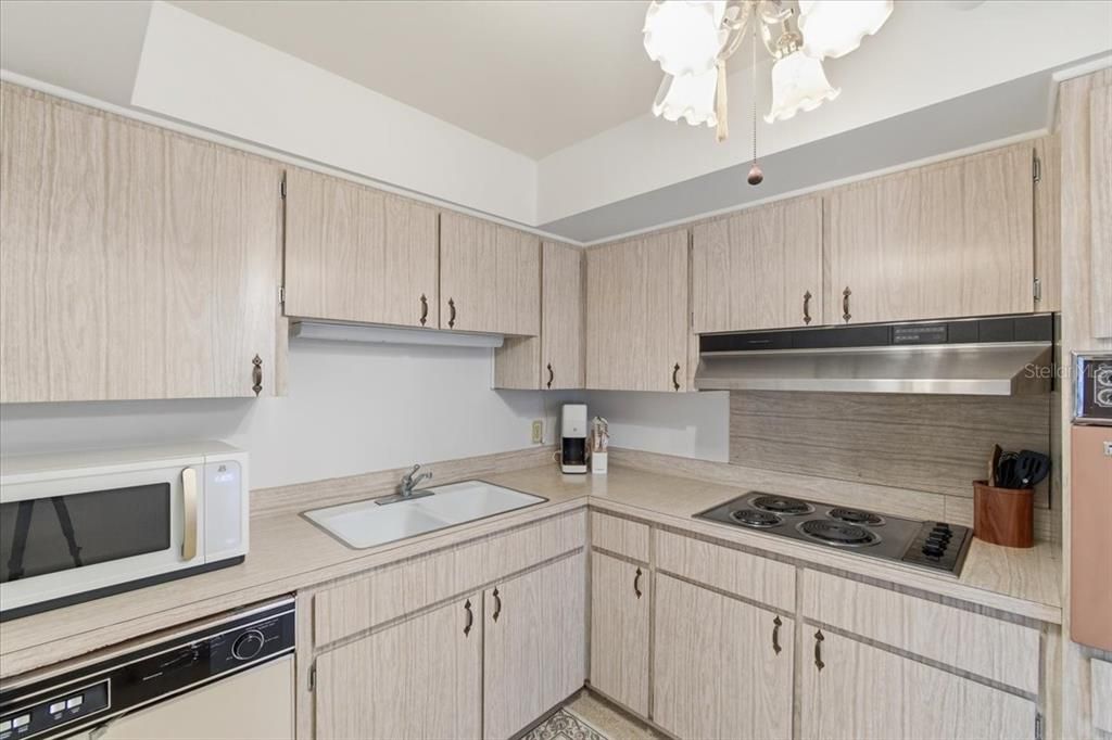 На продажу: $169,000 (2 спален, 2 ванн, 1038 Квадратных фут)