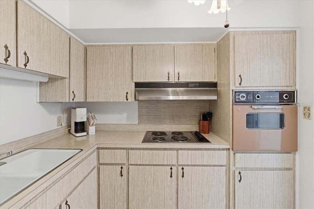 На продажу: $169,000 (2 спален, 2 ванн, 1038 Квадратных фут)