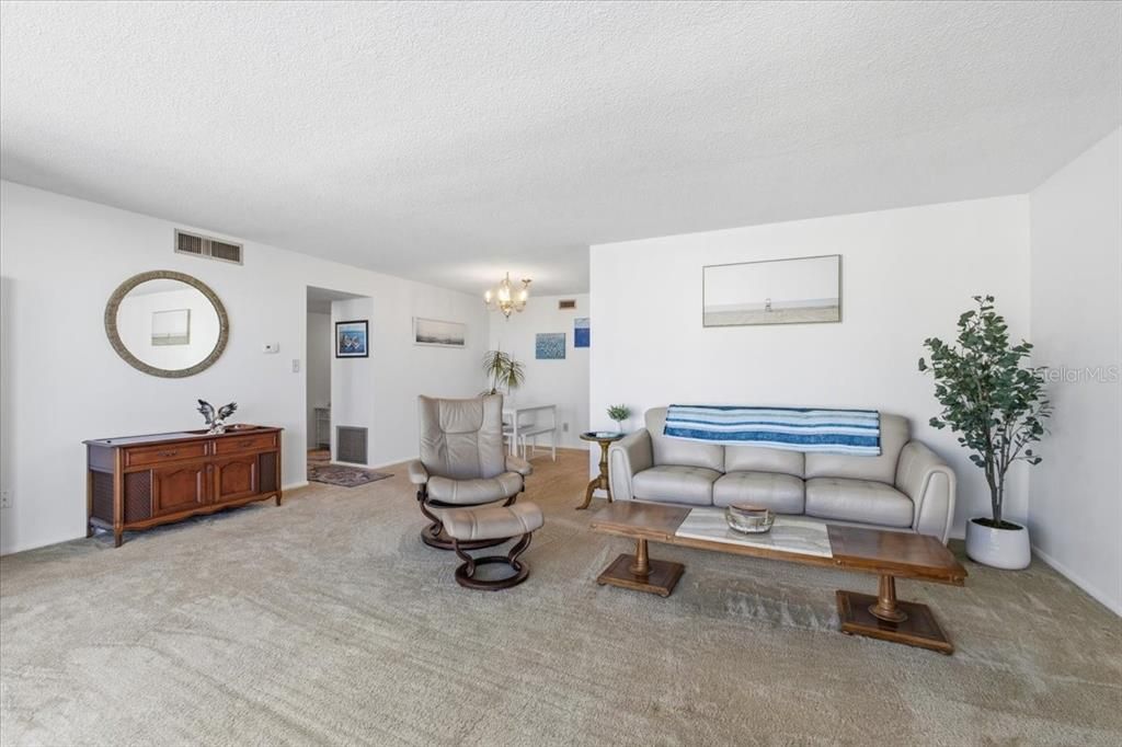 На продажу: $169,000 (2 спален, 2 ванн, 1038 Квадратных фут)