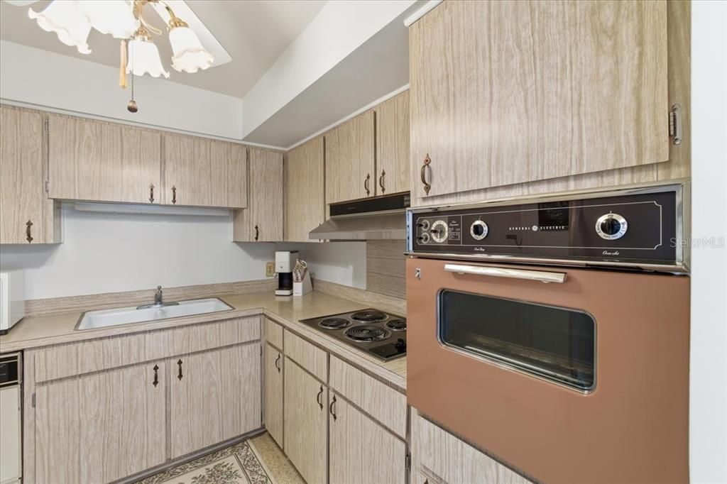 На продажу: $169,000 (2 спален, 2 ванн, 1038 Квадратных фут)