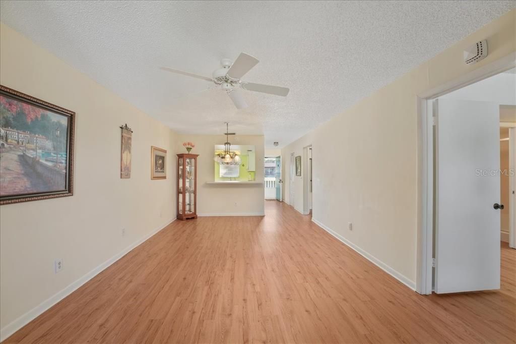 待售: $130,000 (2 贝兹, 2 浴室, 947 平方英尺)