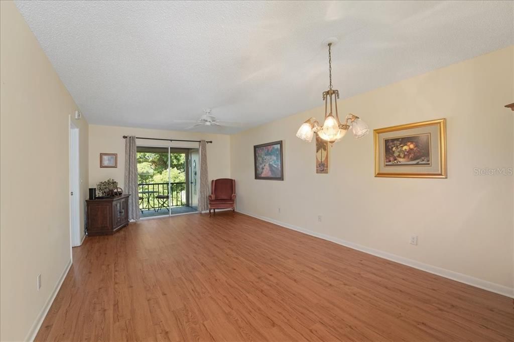 待售: $130,000 (2 贝兹, 2 浴室, 947 平方英尺)