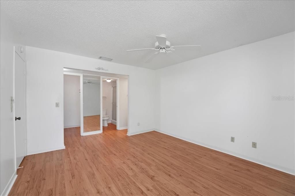 待售: $130,000 (2 贝兹, 2 浴室, 947 平方英尺)