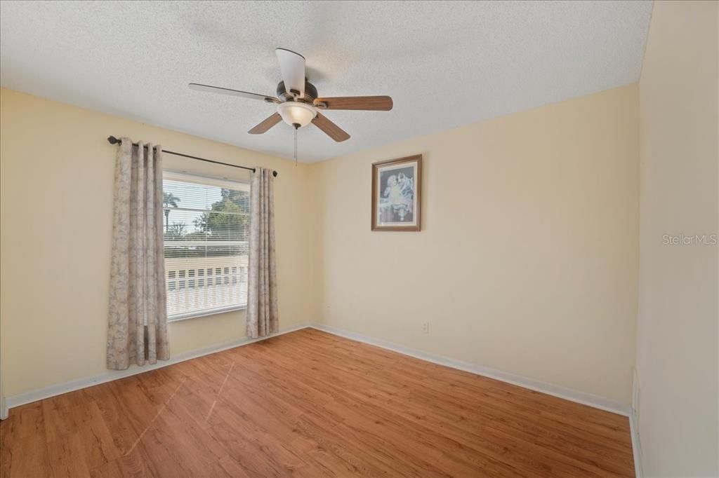 待售: $130,000 (2 贝兹, 2 浴室, 947 平方英尺)