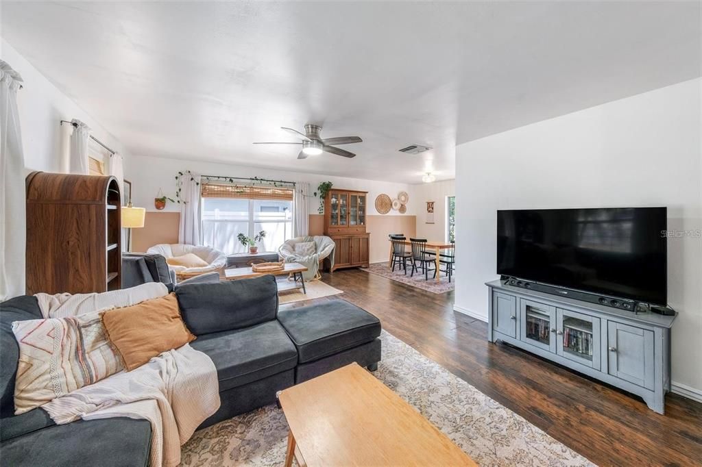 Под контрактом: $2,250 (3 спален, 2 ванн, 1663 Квадратных фут)