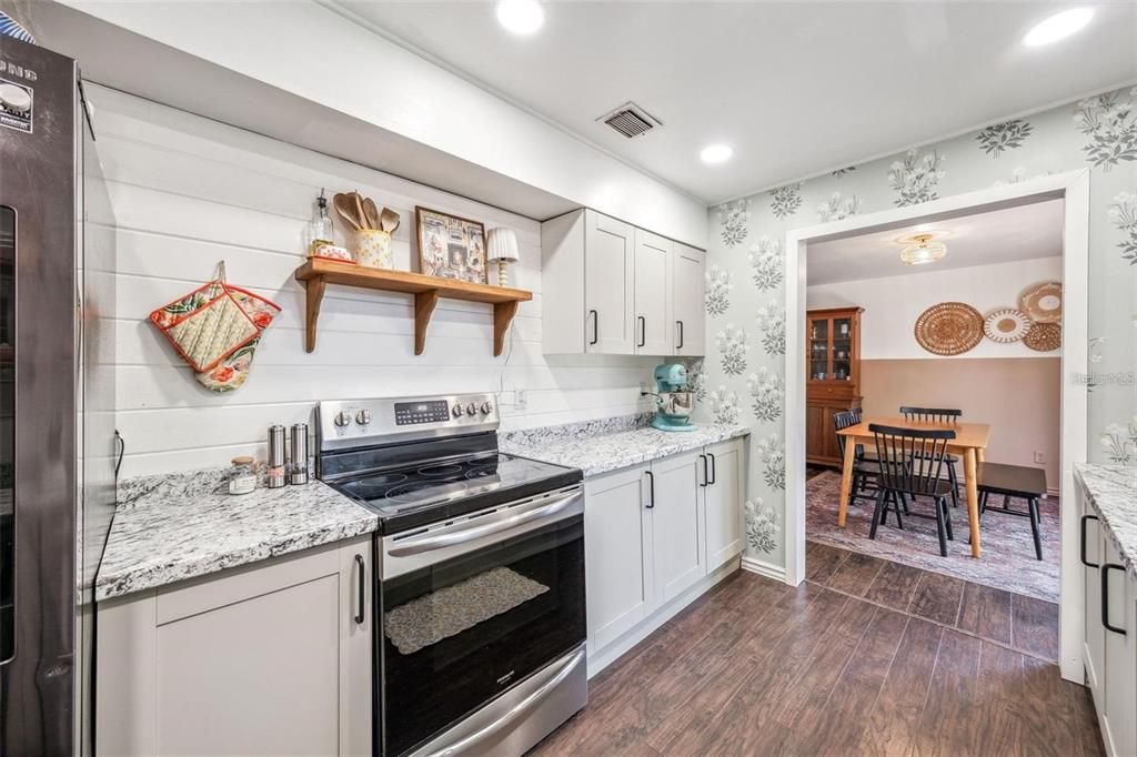 Под контрактом: $2,250 (3 спален, 2 ванн, 1663 Квадратных фут)