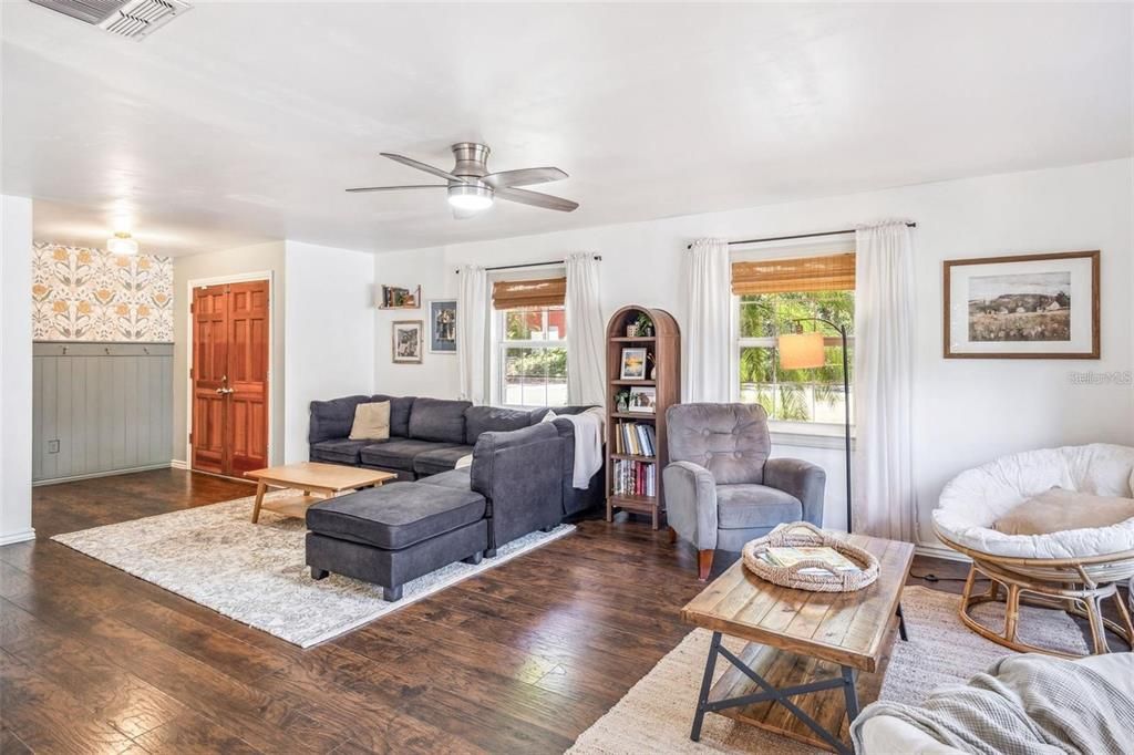 Под контрактом: $2,250 (3 спален, 2 ванн, 1663 Квадратных фут)