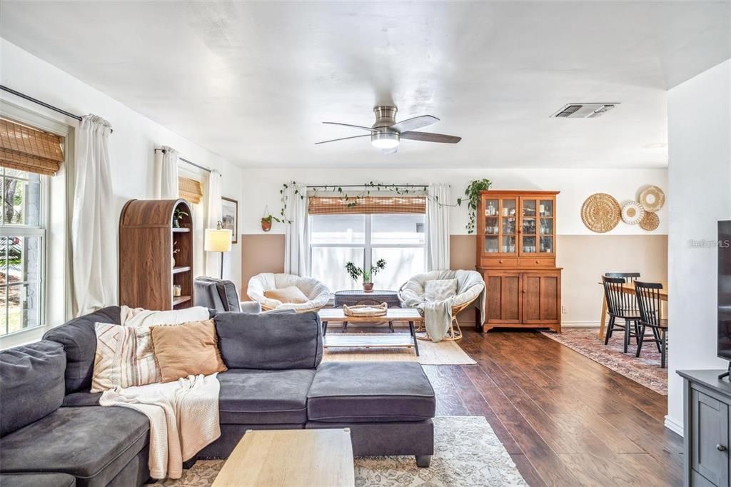 Под контрактом: $2,250 (3 спален, 2 ванн, 1663 Квадратных фут)