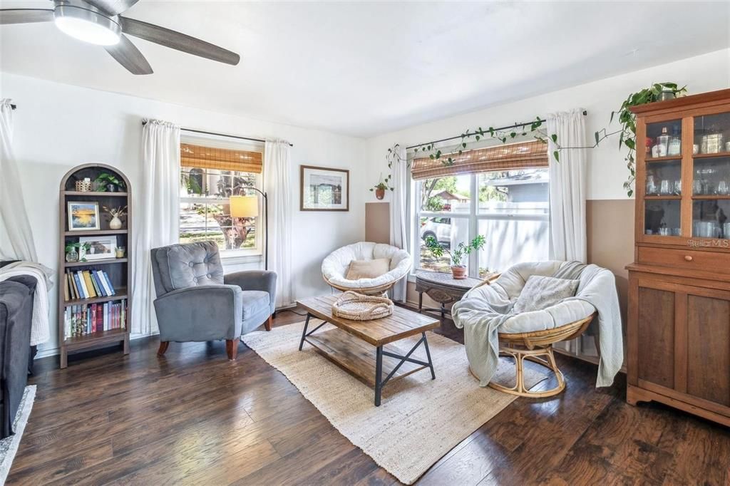 Под контрактом: $2,250 (3 спален, 2 ванн, 1663 Квадратных фут)