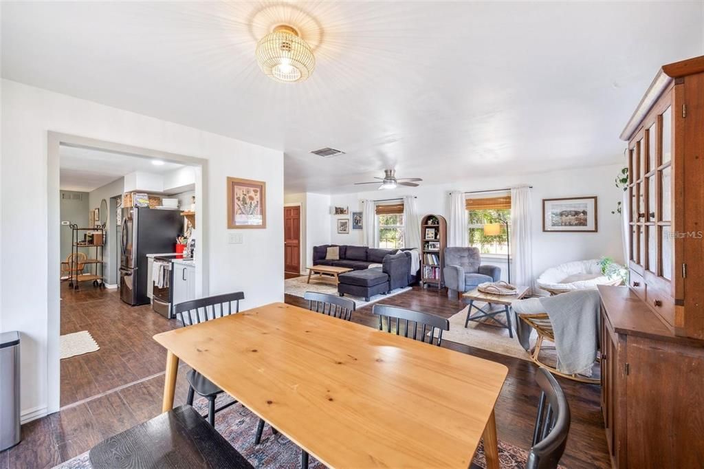 Под контрактом: $2,250 (3 спален, 2 ванн, 1663 Квадратных фут)