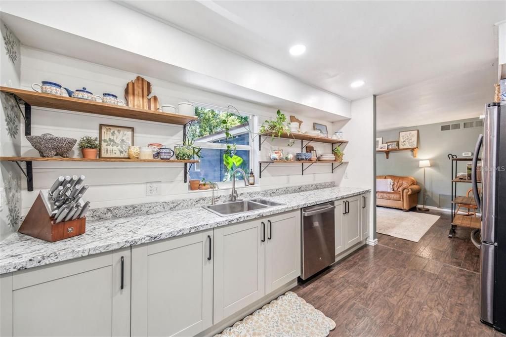 Под контрактом: $2,250 (3 спален, 2 ванн, 1663 Квадратных фут)