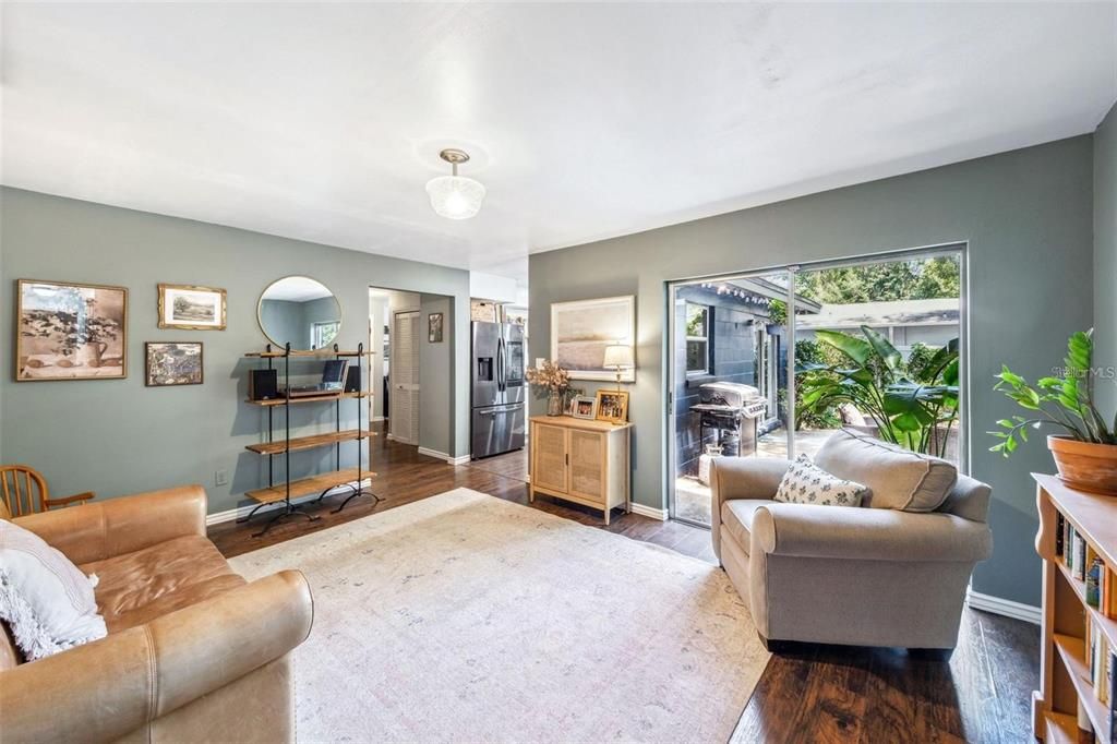 Под контрактом: $2,250 (3 спален, 2 ванн, 1663 Квадратных фут)