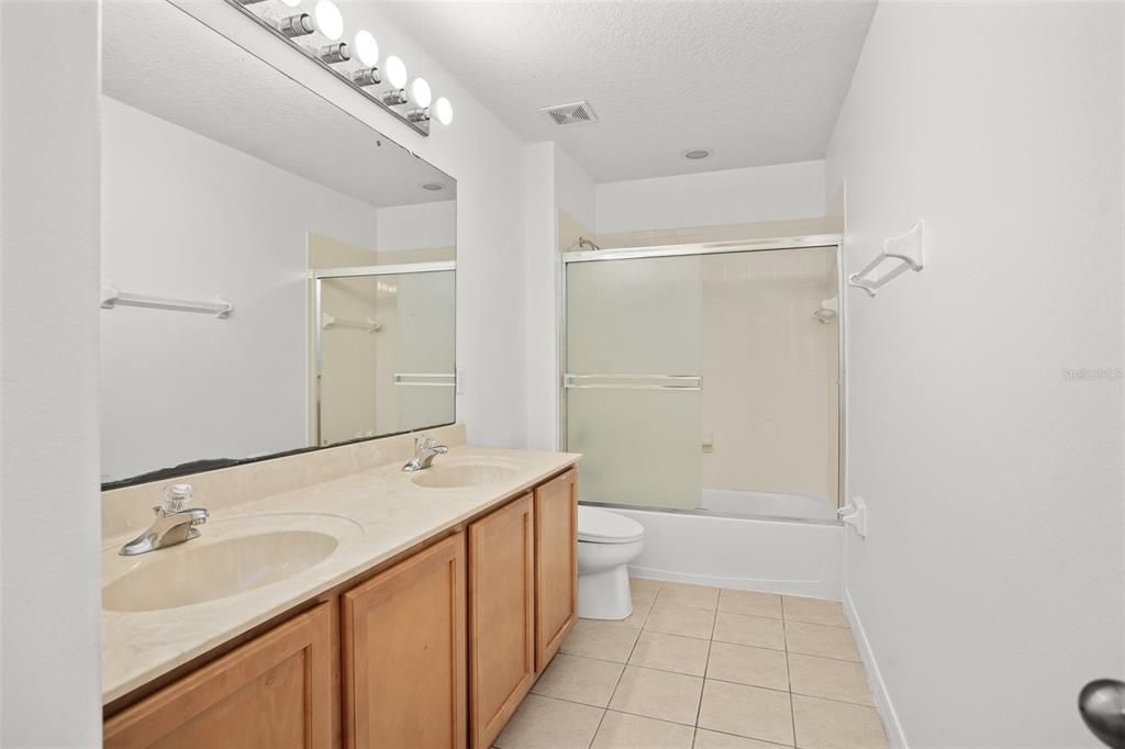 В аренду: $4,500 (5 спален, 4 ванн, 4204 Квадратных фут)