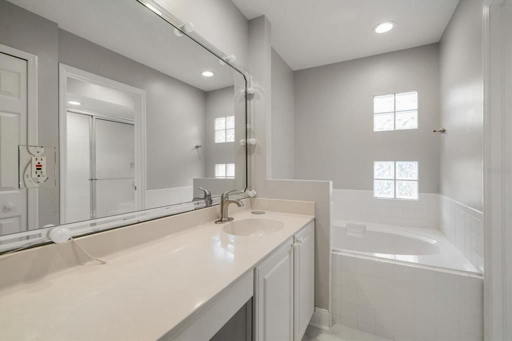 待售: $995,000 (2 贝兹, 2 浴室, 1760 平方英尺)