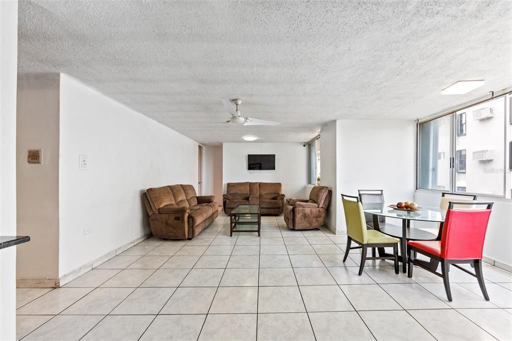 На продажу: $375,000 (1 спален, 1 ванн, 739 Квадратных фут)